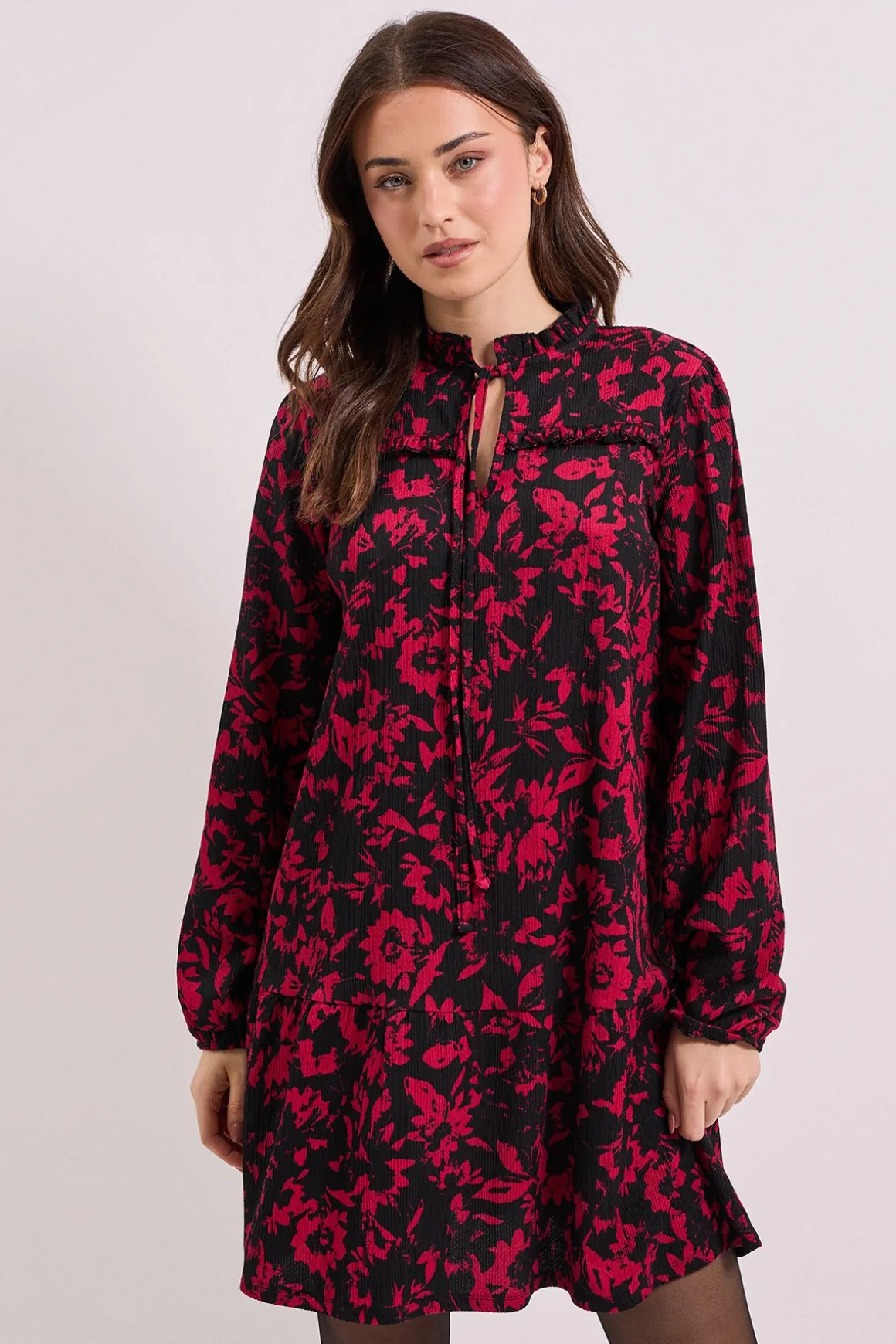 Robe Mini Smock à Étages en Jersey Floral Rose avec Col Noué