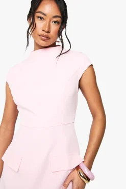 Robe mini structurée ajustée à col haut