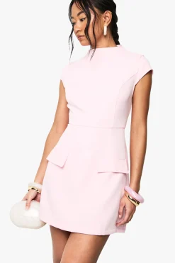 Robe mini structurée ajustée à col haut