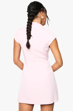 Robe mini structurée ajustée à col haut