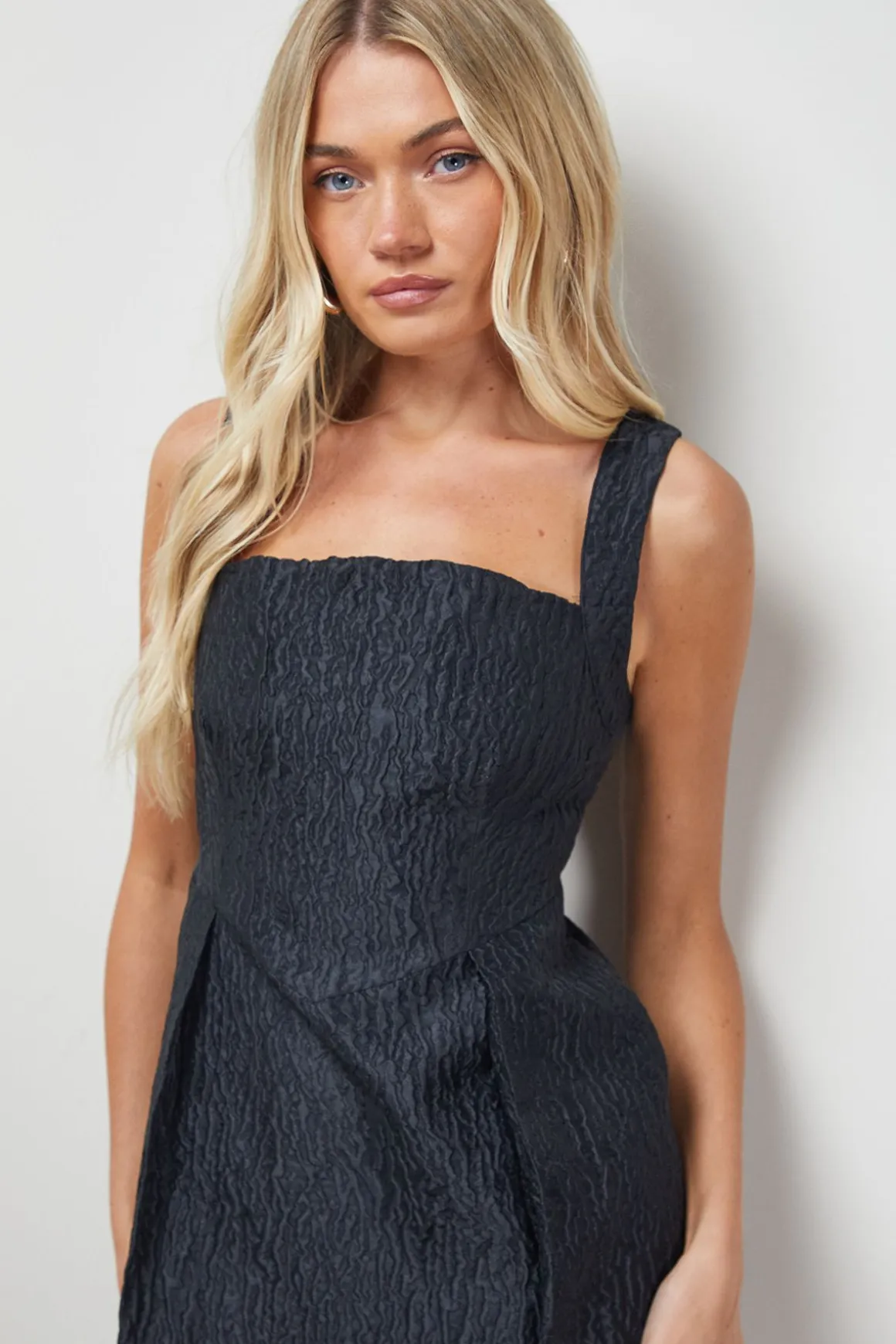 Robe Mini Structurée à Bretelles en Tissu Froissé