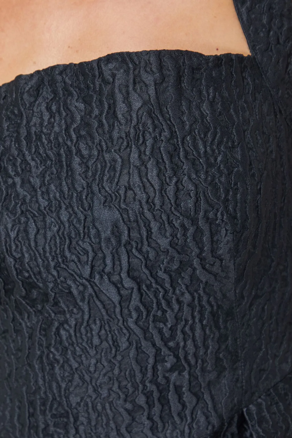 Robe Mini Structurée à Bretelles en Tissu Froissé