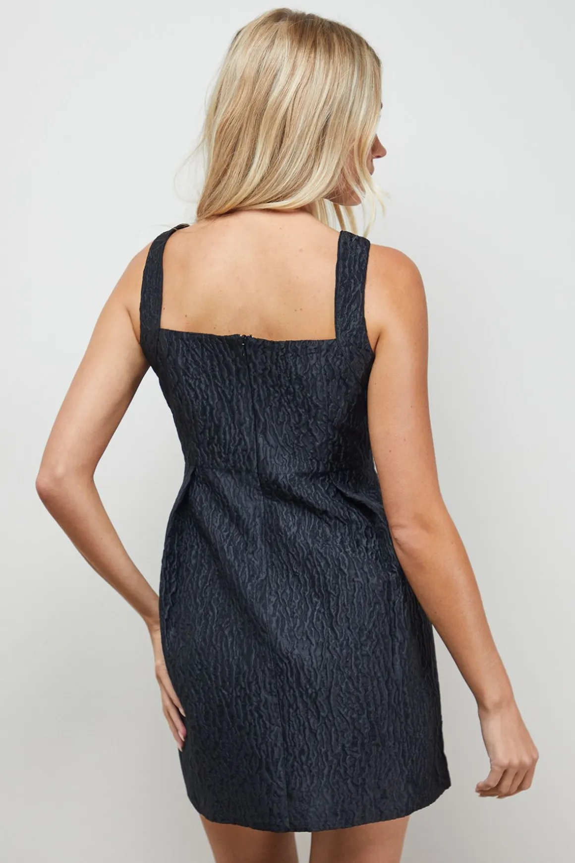 Robe Mini Structurée à Bretelles en Tissu Froissé
