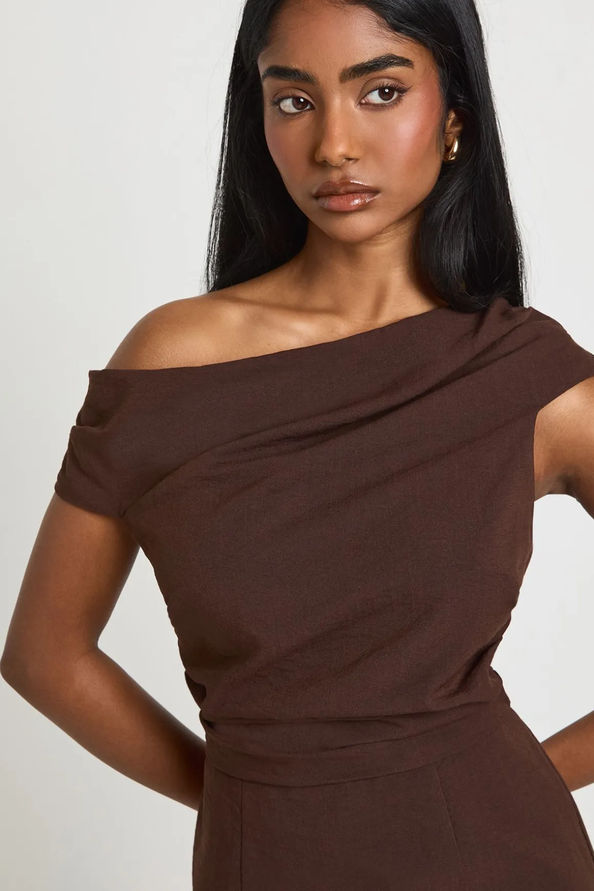 Robe mini structurée effet lin à épaules dénudées