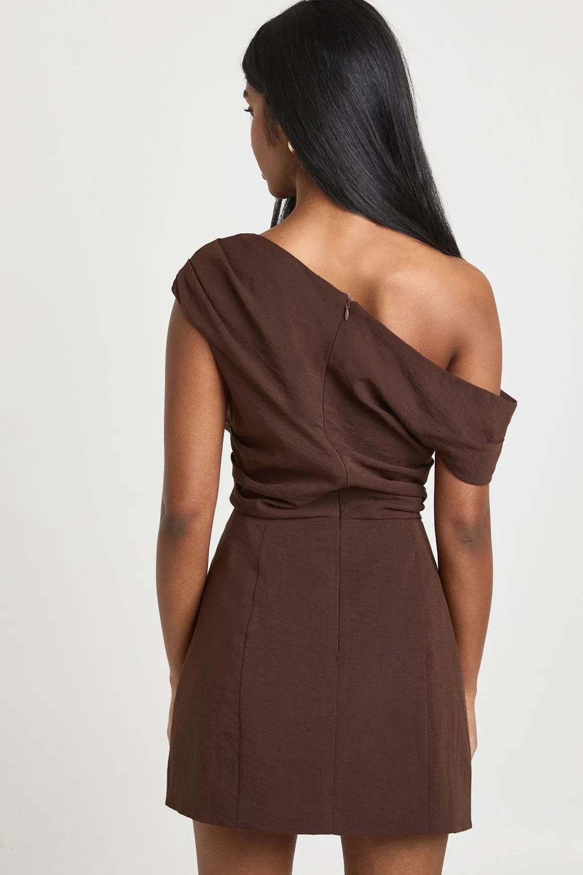 Robe mini structurée effet lin à épaules dénudées