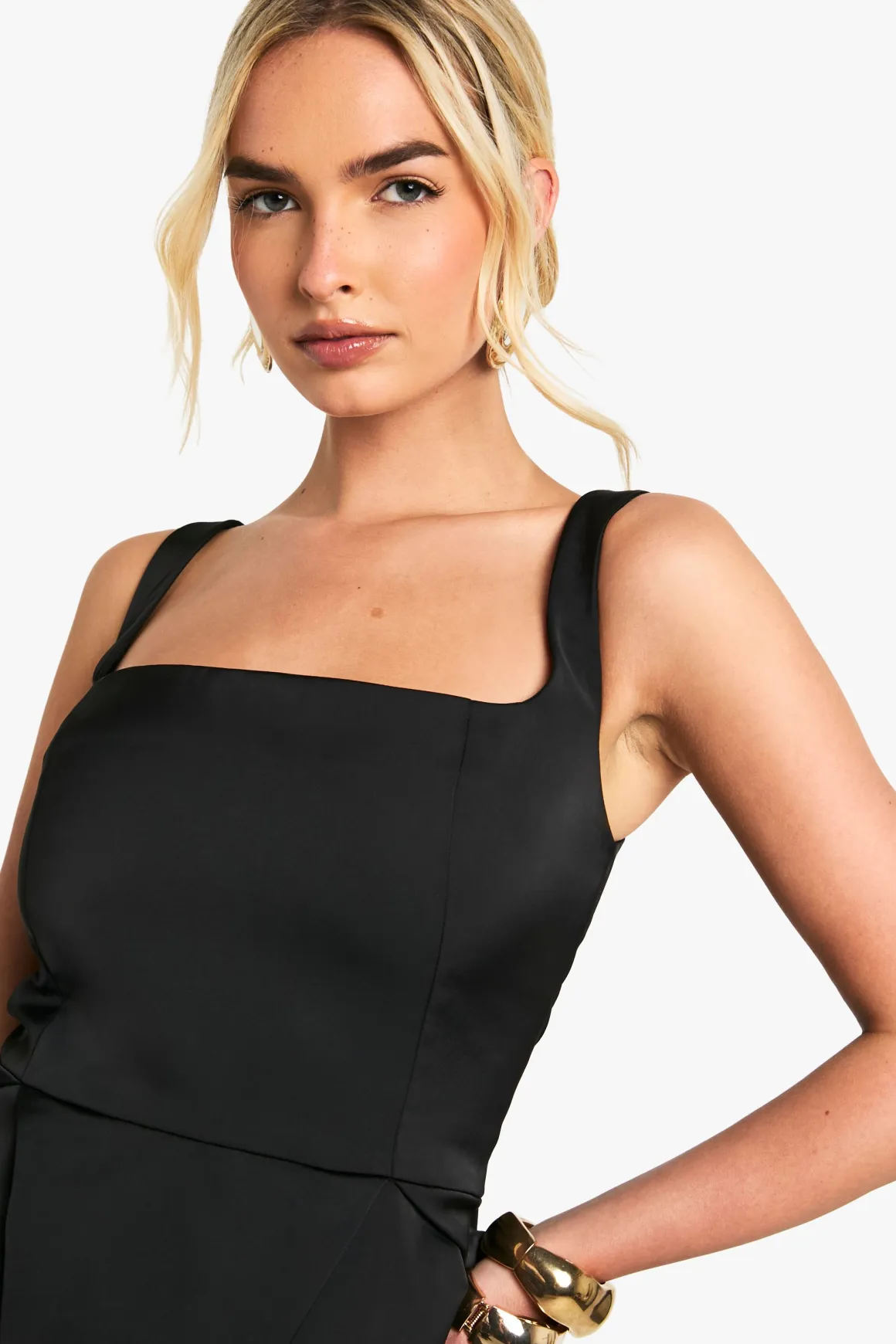 Robe mini structurée en satin à col carré