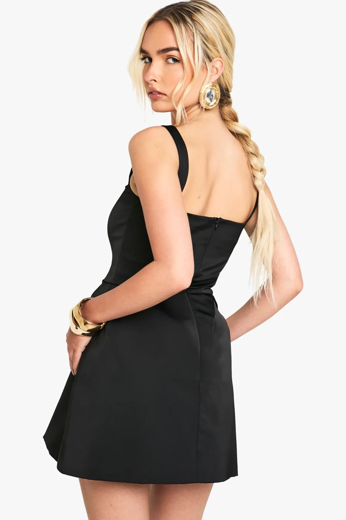 Robe mini structurée en satin à col carré