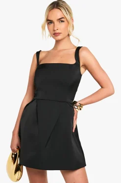 Robe mini structurée en satin à col carré