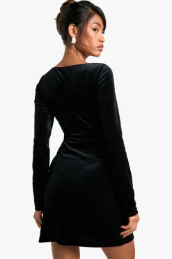Robe mini structurée en velours avec bordure perlée et col carré