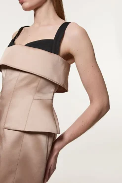 KarenMillen Robe mini structurée en viscose avec détails en couture satinée et peplum ajusté<Femme Tailleurs|Satin Et Dentelle