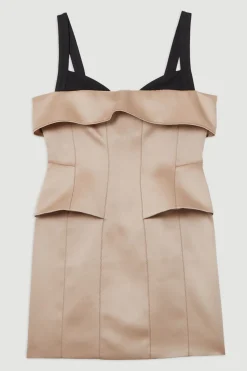 KarenMillen Robe mini structurée en viscose avec détails en couture satinée et peplum ajusté<Femme Tailleurs|Satin Et Dentelle