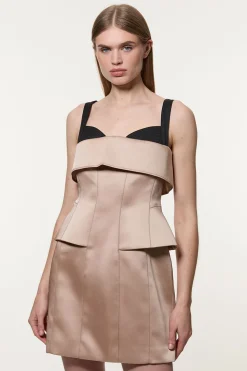 KarenMillen Robe mini structurée en viscose avec détails en couture satinée et peplum ajusté<Femme Tailleurs|Satin Et Dentelle