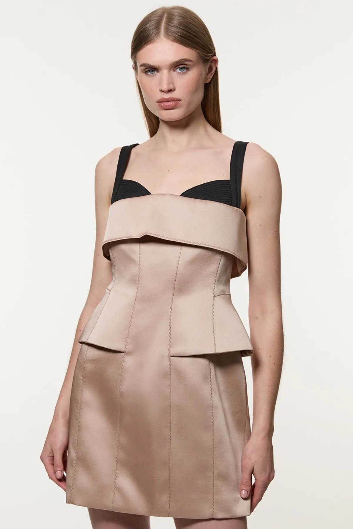 KarenMillen Robe mini structurée en viscose avec détails en couture satinée et peplum ajusté<Femme Tailleurs|Satin Et Dentelle