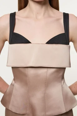 KarenMillen Robe mini structurée en viscose avec détails en couture satinée et peplum ajusté<Femme Tailleurs|Satin Et Dentelle