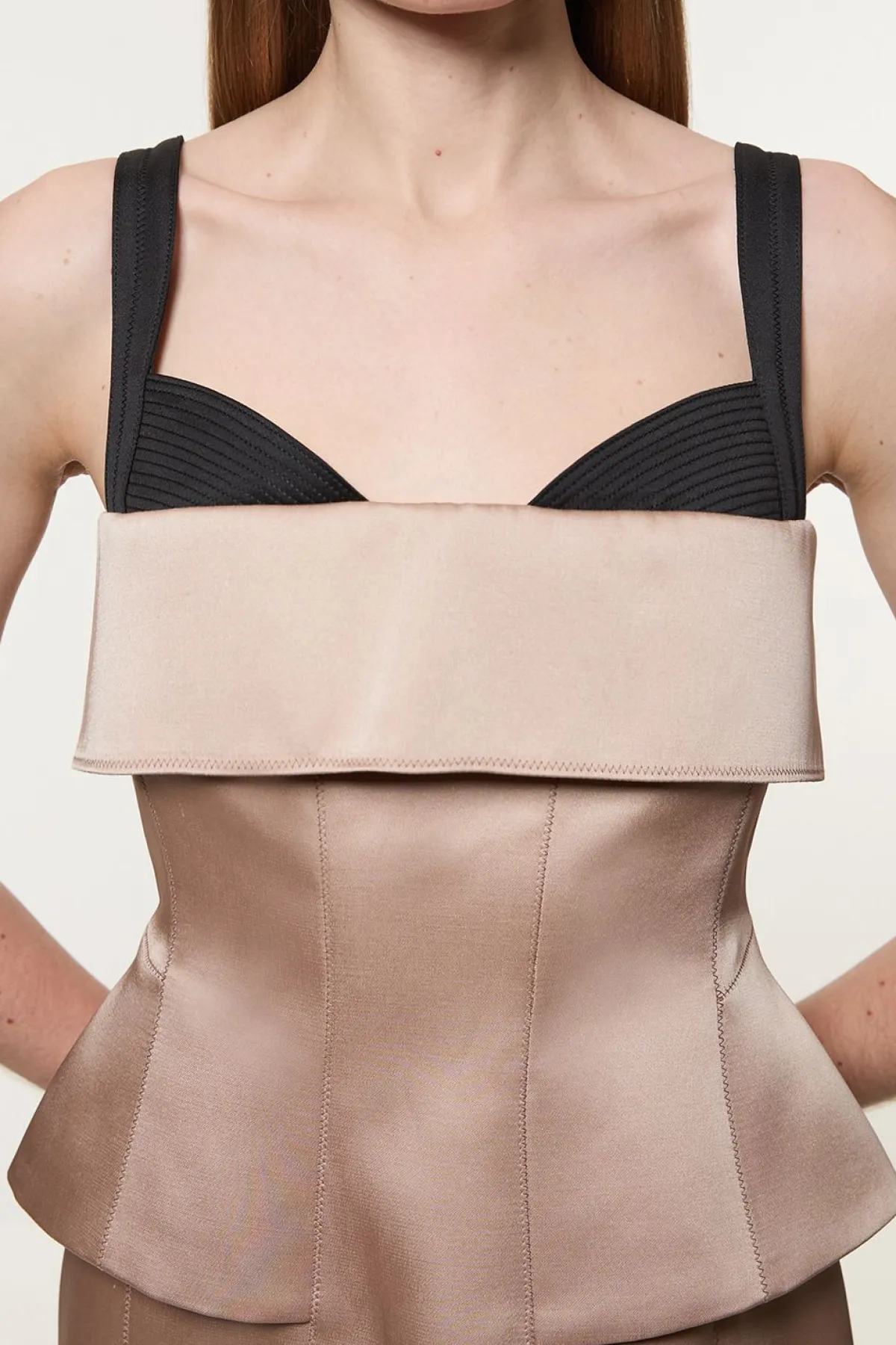 KarenMillen Robe mini structurée en viscose avec détails en couture satinée et peplum ajusté<Femme Tailleurs|Satin Et Dentelle