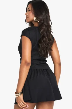 Robe mini sur mesure à encolure fendue et manches cap