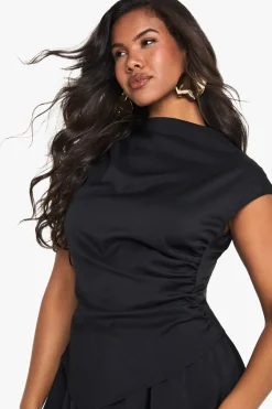 Robe mini sur mesure à encolure fendue et manches cap