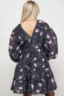 Robe Mini Étagée à Col V avec Détails d'Imprimé et de Finitions