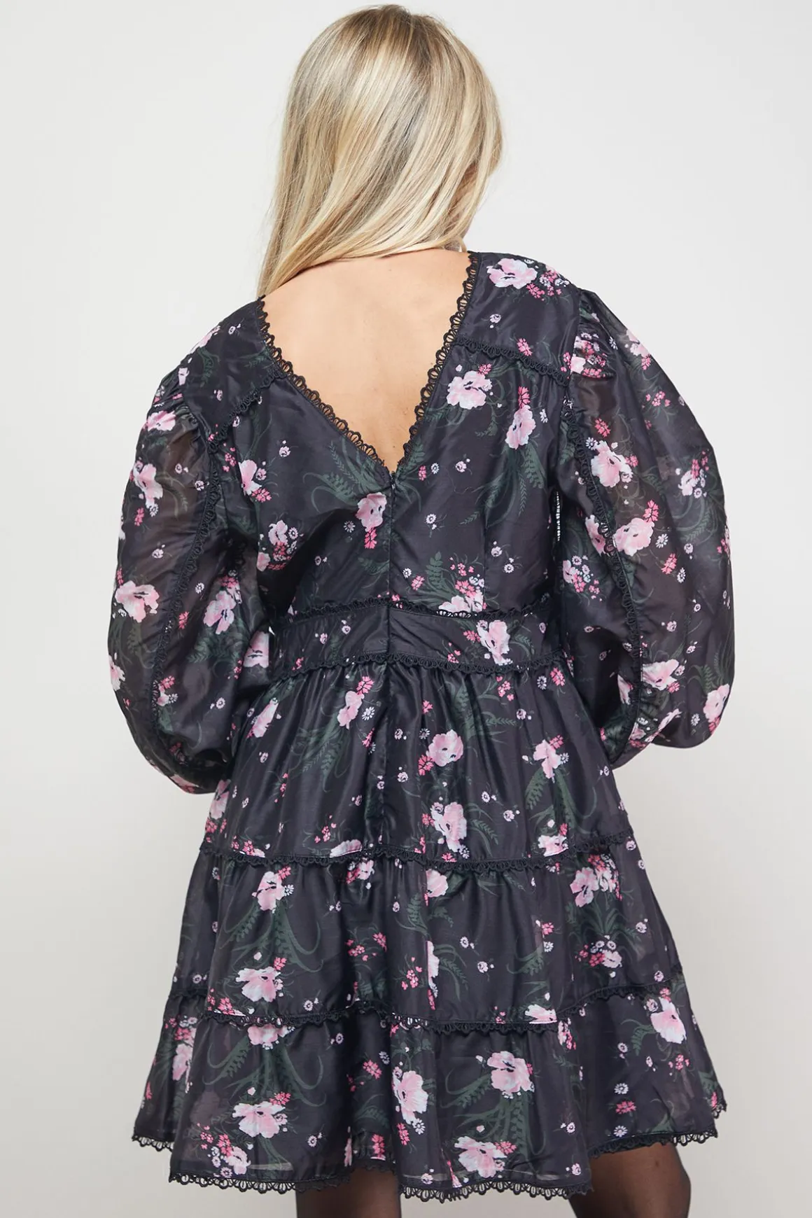 Robe Mini Étagée à Col V avec Détails d'Imprimé et de Finitions