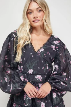 Robe Mini Étagée à Col V avec Détails d'Imprimé et de Finitions