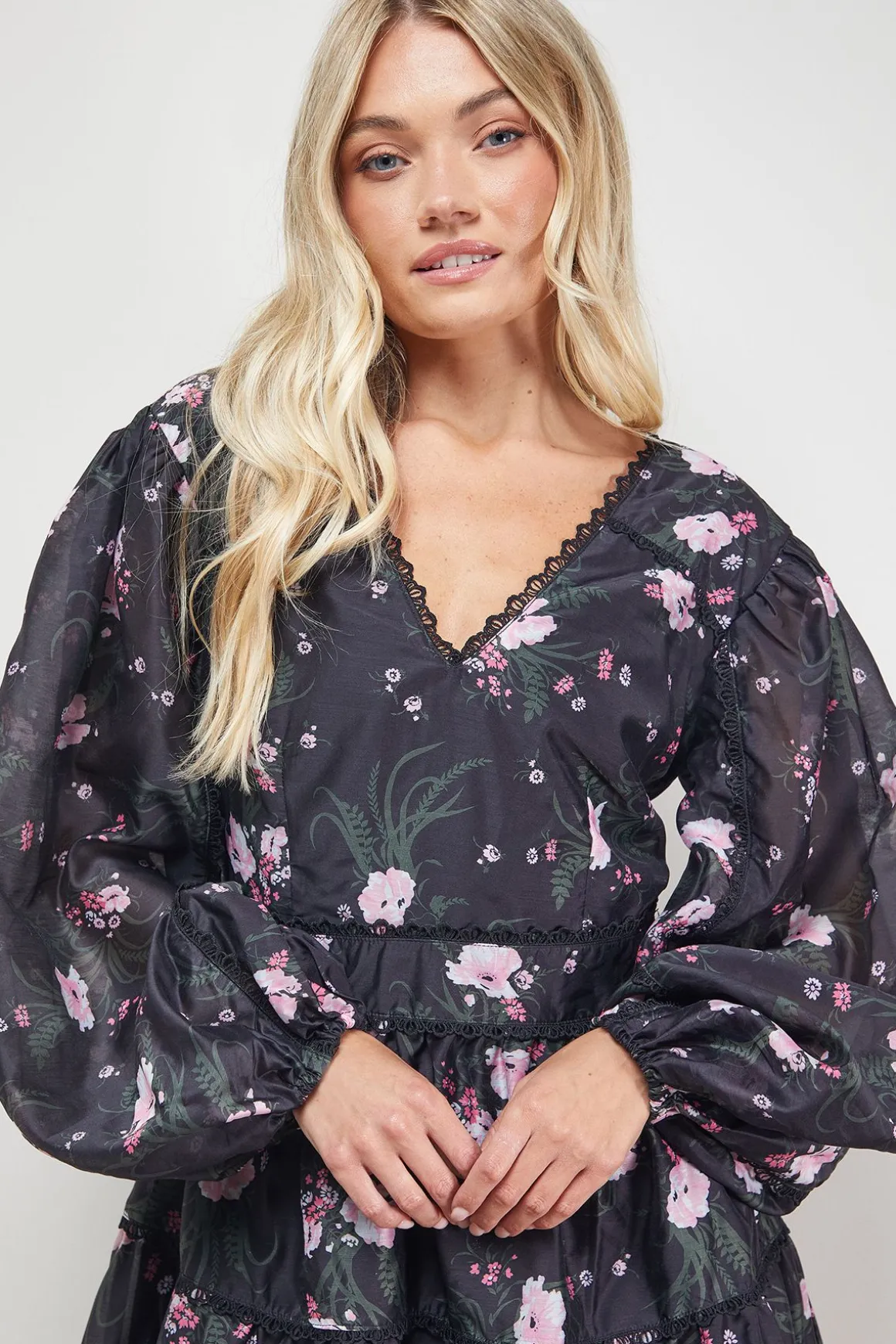Robe Mini Étagée à Col V avec Détails d'Imprimé et de Finitions
