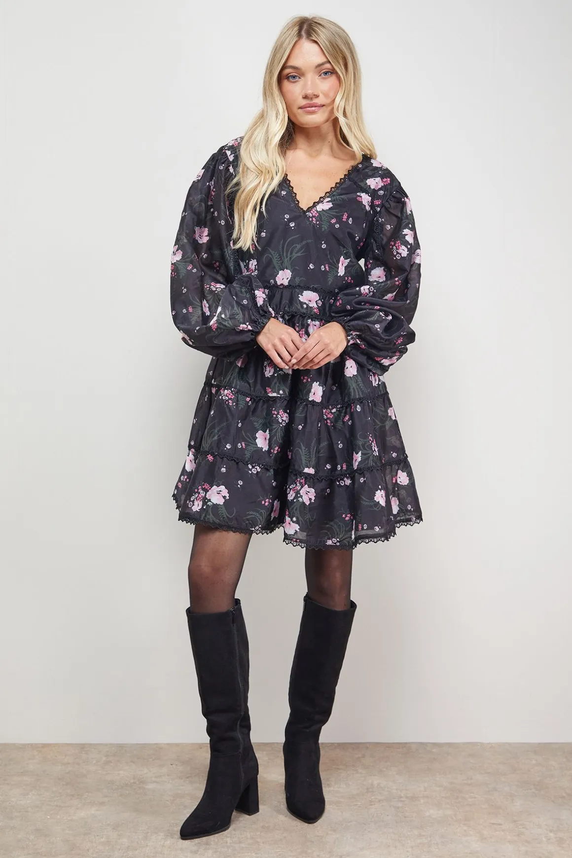 Robe Mini Étagée à Col V avec Détails d'Imprimé et de Finitions