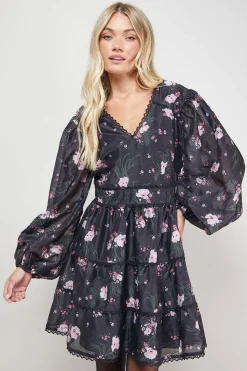 Robe Mini Étagée à Col V avec Détails d'Imprimé et de Finitions