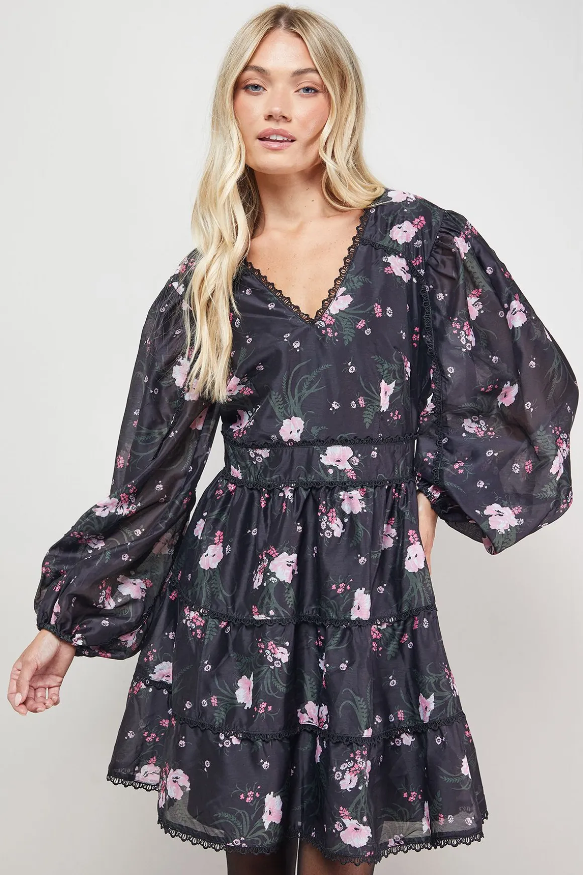 Robe Mini Étagée à Col V avec Détails d'Imprimé et de Finitions