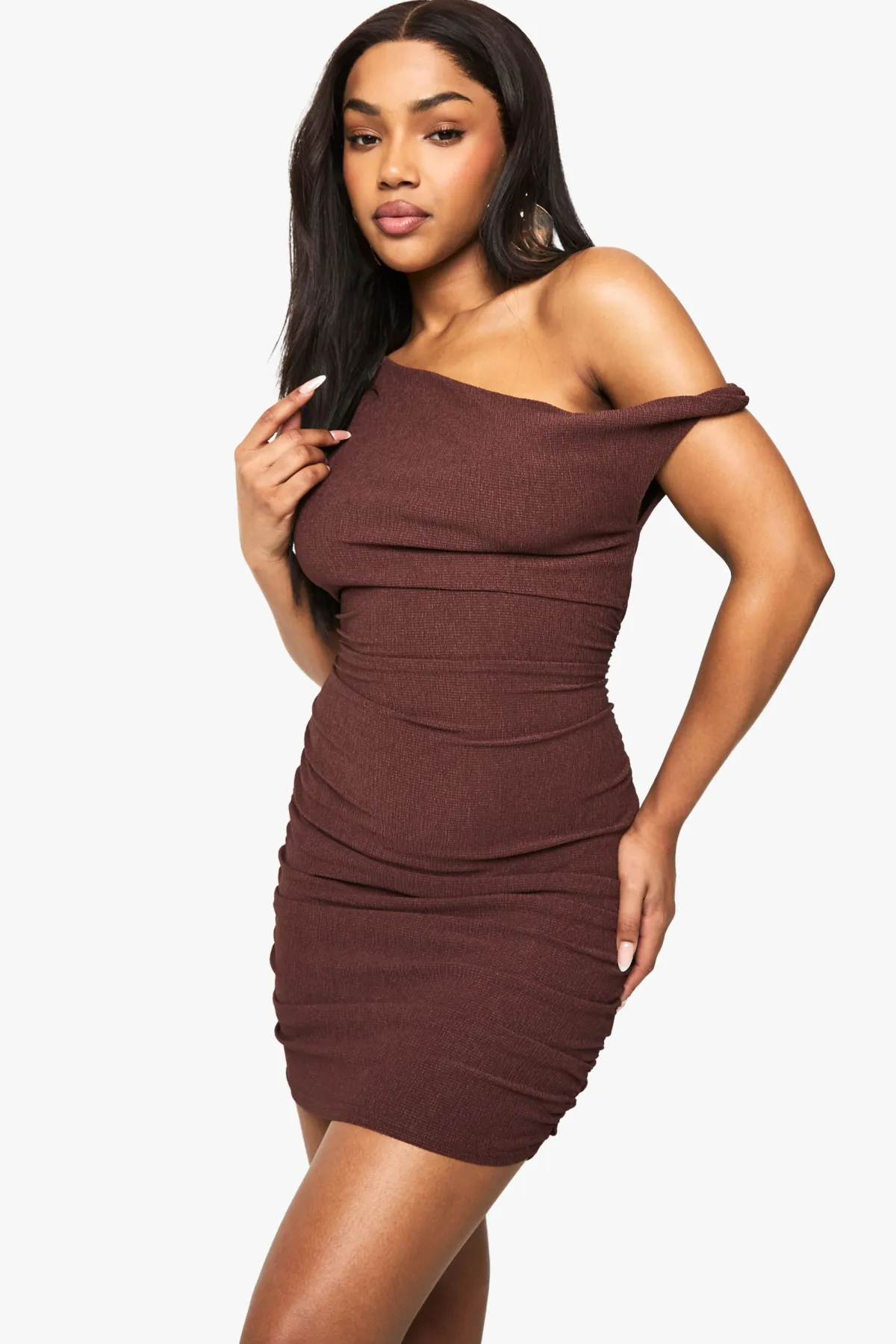 boohoo Robe mini texturée à drapé et à bretelles torsadées<Femme Looks Chocolat|Robes Moulantes