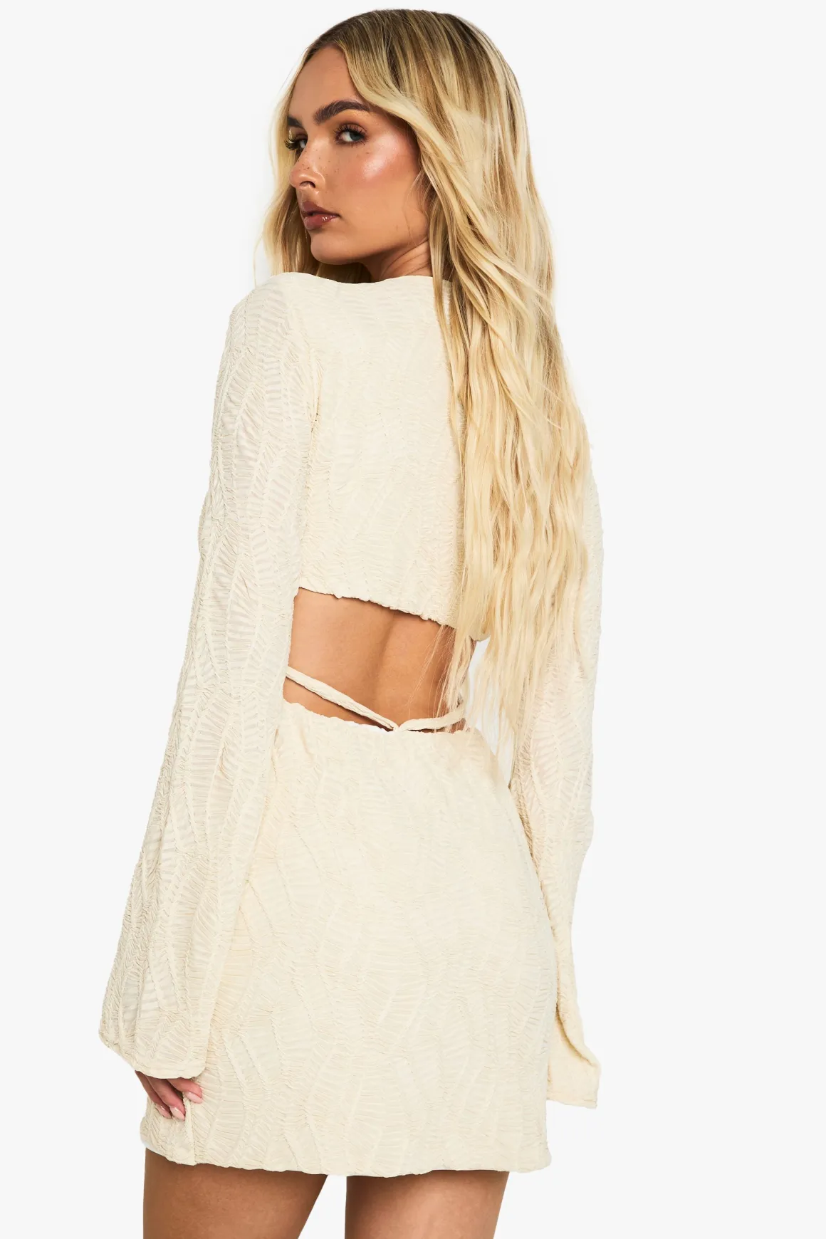 Robe mini texturée à manches évasées