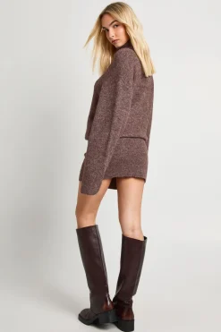 Robe mini tricotée à col haut avec ourlet cintré