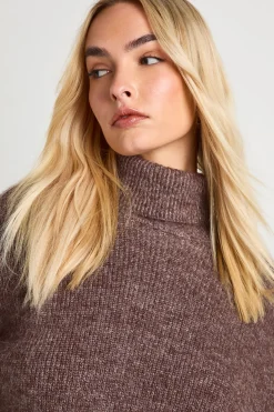 Robe mini tricotée à col haut avec ourlet cintré