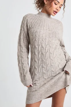 Robe mini tricotée à col haut avec détail en câbles