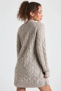 Robe mini tricotée à col haut avec détail en câbles