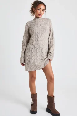 Robe mini tricotée à col haut avec détail en câbles