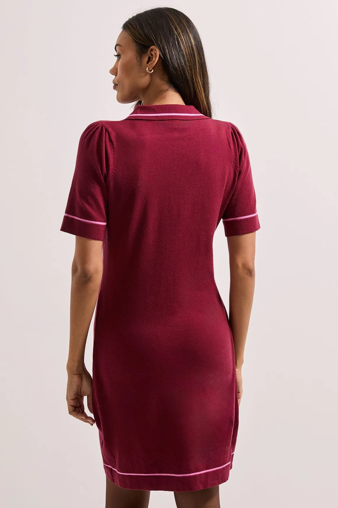 Robe Mini Tricotée à Col V Berry avec Finitions Contrastées