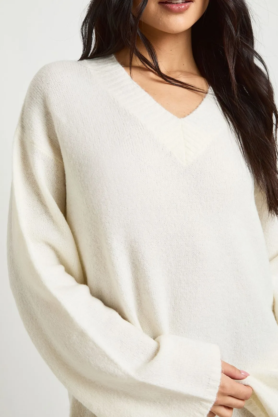 Robe Mini Tricotée à Col V Ultra Douce