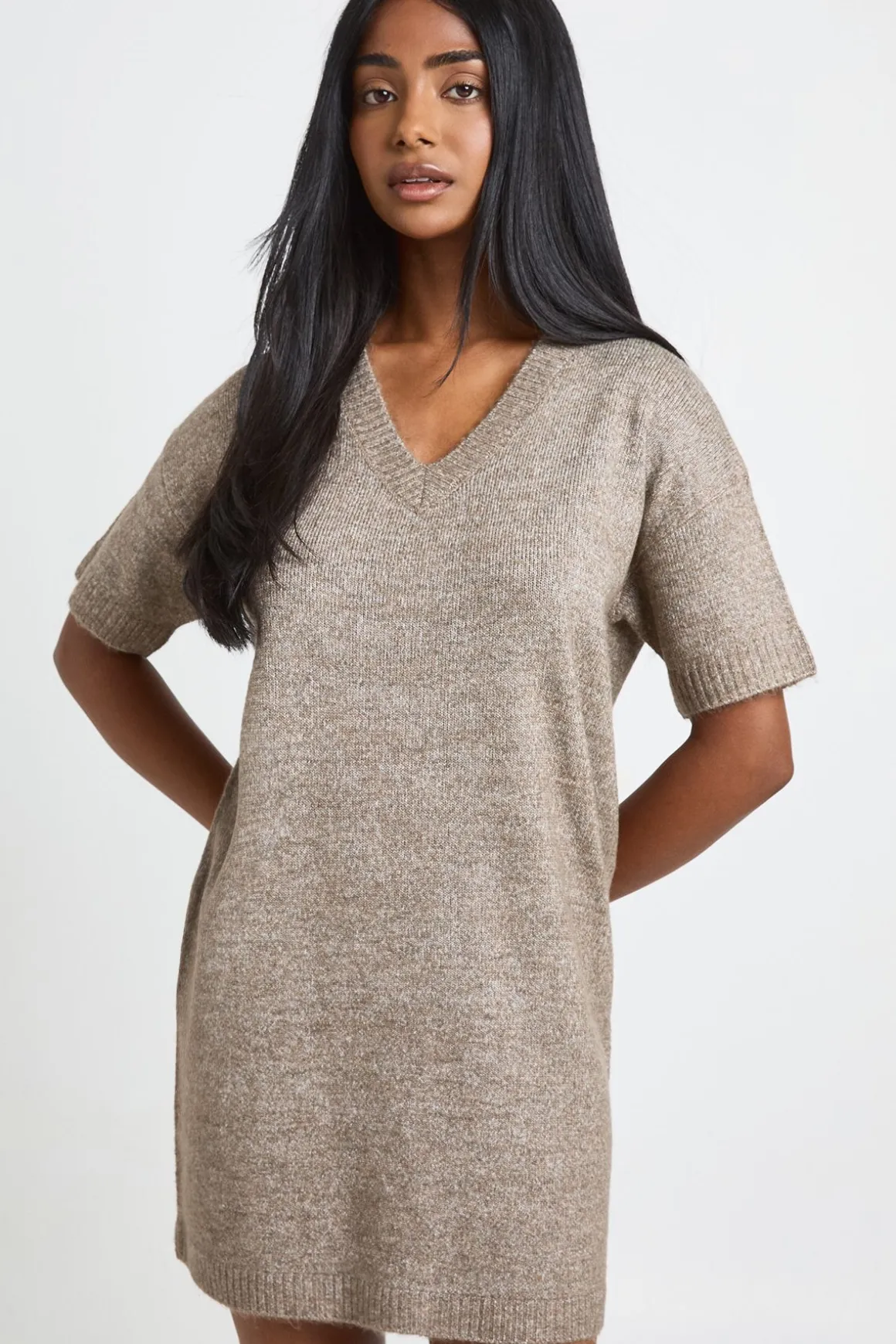 Robe Mini Tricotée À Manches Courtes Et Col En V