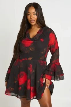 boohoo Robe Mini Évasée En Mousseline Florale Grande Taille Avec Dos Noué<Femme Robes Moulantes|Robes À Manches Longues