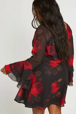 boohoo Robe Mini Évasée En Mousseline Florale Grande Taille Avec Dos Noué<Femme Robes Moulantes|Robes À Manches Longues