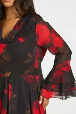 boohoo Robe Mini Évasée En Mousseline Florale Grande Taille Avec Dos Noué<Femme Robes Moulantes|Robes À Manches Longues