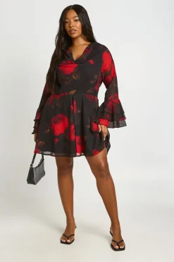 boohoo Robe Mini Évasée En Mousseline Florale Grande Taille Avec Dos Noué<Femme Robes Moulantes|Robes À Manches Longues