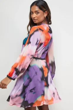 Robe Mini Évasée à Manches Bouffantes avec Détails de Finition