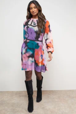 Robe Mini Évasée à Manches Bouffantes avec Détails de Finition