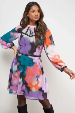 Robe Mini Évasée à Manches Bouffantes avec Détails de Finition