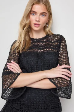 Robe Mini à Volants avec Manches Bouffantes et Détails en Dentelle