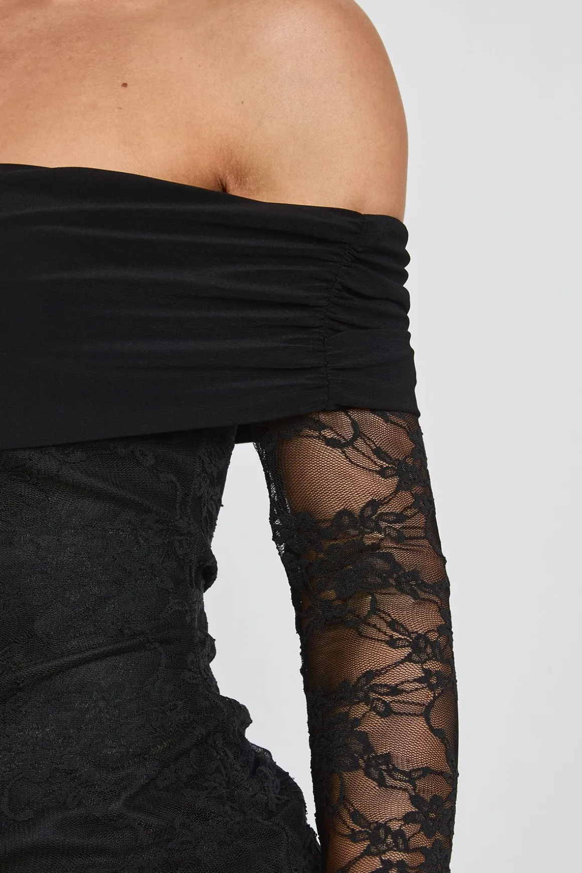 Robe Moulante Bardot En Dentelle Et Tissu Slinky