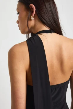 Robe Moulante à Col Licou avec Finitions en Dentelle et Détail Foulard