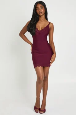 Robe Moulante Courte En Bandage Avec Finitions En Dentelle Premium