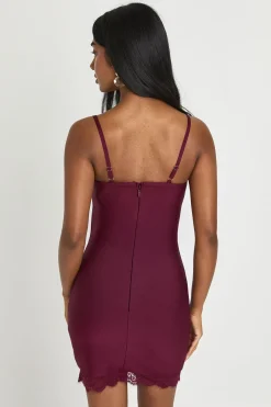 Robe Moulante Courte En Bandage Avec Finitions En Dentelle Premium